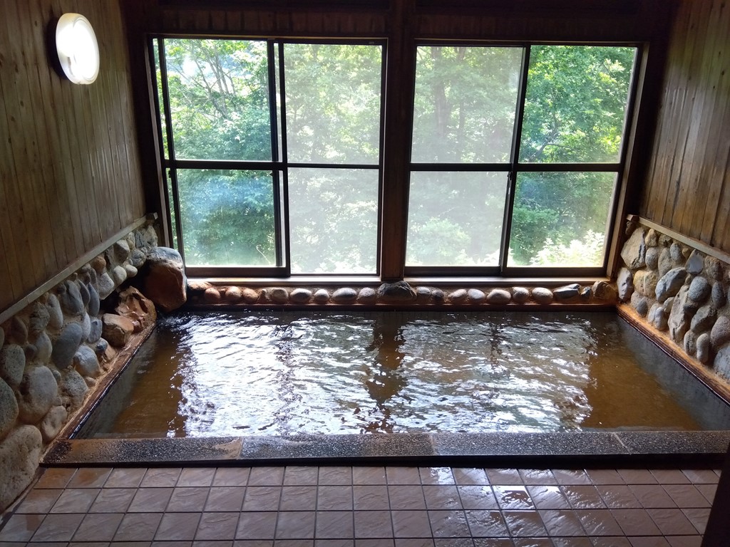 東北 飯豊山縦走：公共交通機関を使い、初夏の飯豊山を歩き通すCROW'SCLAW