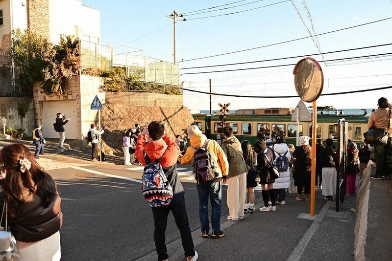 スラムダンク「聖地」の鎌倉高前踏切、平日も警備員配置へ：カナロコ 2023年8月29日 - マイローカル＆マイタウン