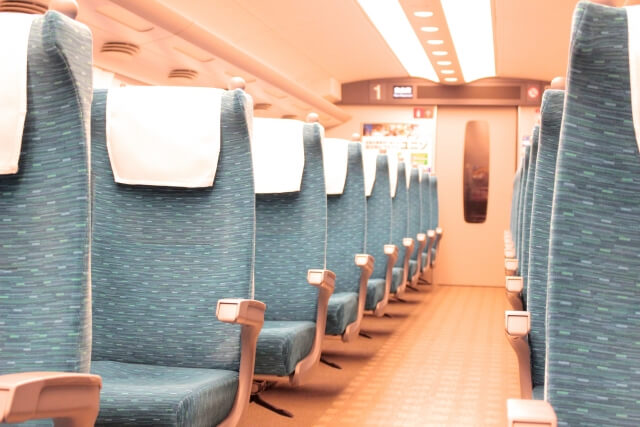 新幹線の豆知識これでトイレが使えなくて席に戻ることはなくなる！ トイレが行きたいときは、🚺🚹マークを見てください！ 新幹線の知りたいことがあったらコメントしてくださいチーム新幹線盛岡新幹線車両センターすべての仕事はお客さまの満足へE2系200系