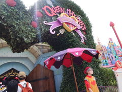 クイーン・オブ・ハートのバンケットホールでブランチでイースターのケーキ♪ : Little Women