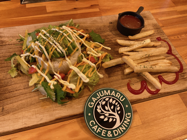 沖縄市3 1にオープン！ガジュマルカフェは、お洒落な夜カフェが楽しめる！もちろんランチも！ - ガチマイタンク