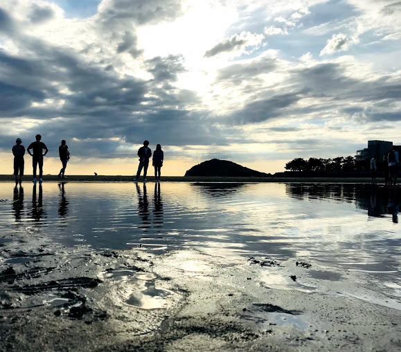 GWは「日本のウユニ塩湖」へ 香川・父母ケ浜で撮る映え映え鏡面写真 女子アナ横井弘海の「エンタメ時間」