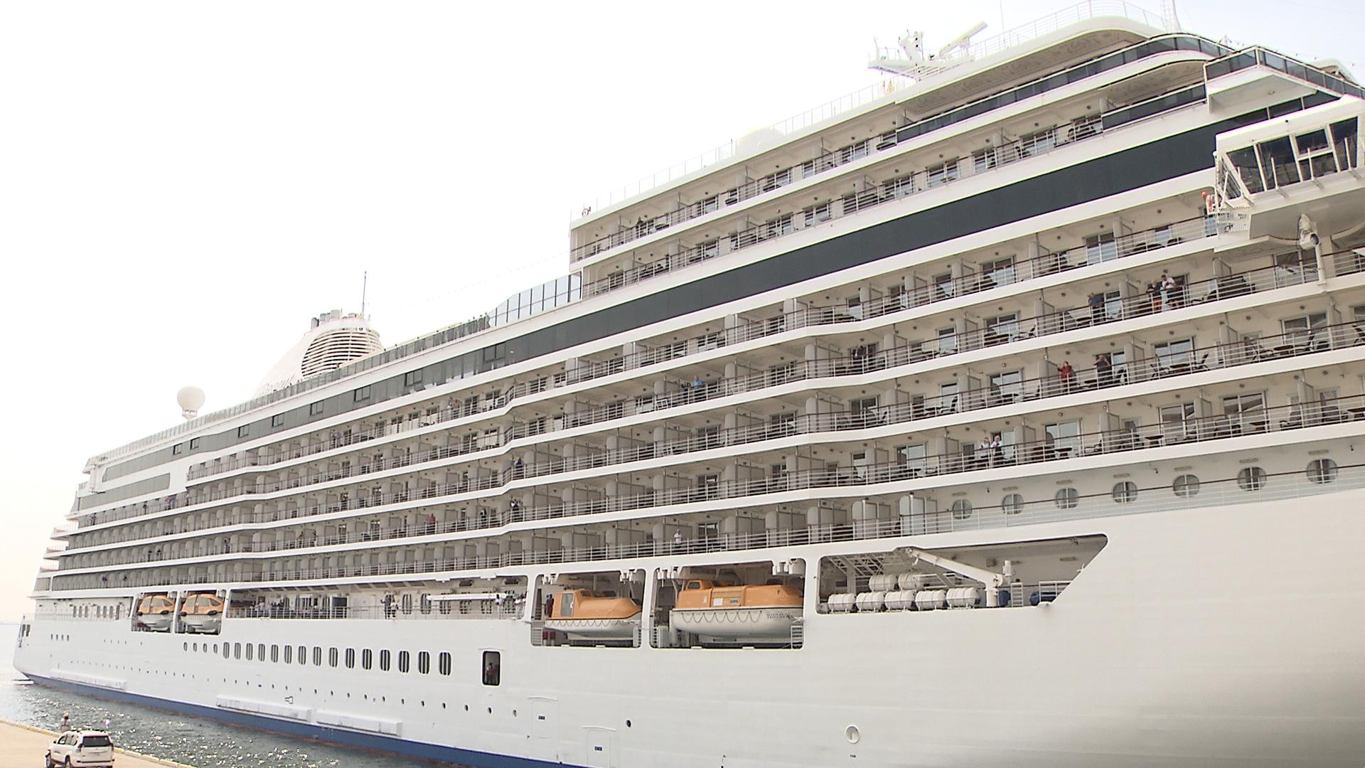 豪華客船、神戸港に 国際クルーズ船リビエラ 地中海など経て兵庫毎日新聞