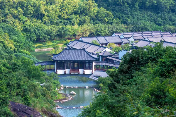 羅浮山，位於廣東省惠州市這裡有大大小小的山峰多達432座以及980多處的瀑布和名泉景色宜人～ 自古以來吸引不少文人騷客造訪