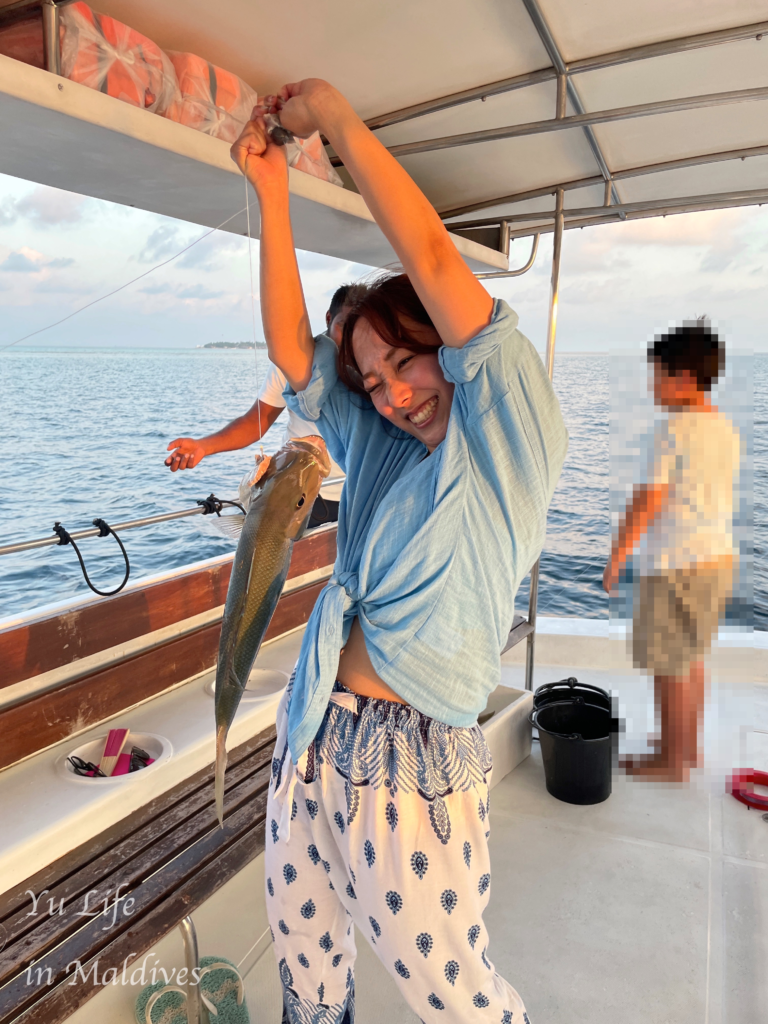 インターンの🐥です！ ＊＊モルディブのドレスコードってあるの？？＊＊ モルディブはビーチリゾートなので、欧米のレストランほどきっちりとした『ドレスコード』はありません！！ 水着のみでのレストラン利用は避けていただき、Tシャツにハーフパンツといった軽装で