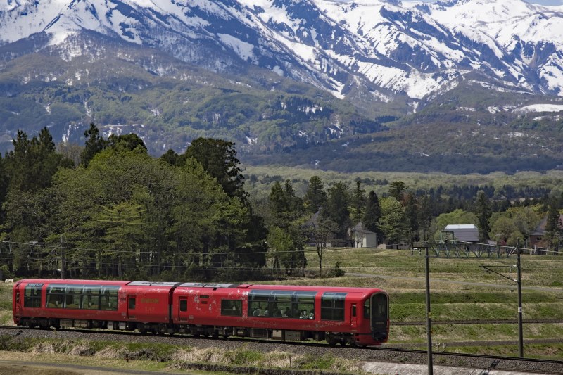 大糸線活性化協議会←ローカル線「大糸線」の魅力発信中！ 本日、雪のため糸魚川駅～南小谷駅間で一部運休となり、代行輸送が実施されました☃️ 今回は 糸魚川バスの車両が南小谷駅直通。糸魚川タクシーのジャンボタクシーが各駅となります🚌🚐Instagram