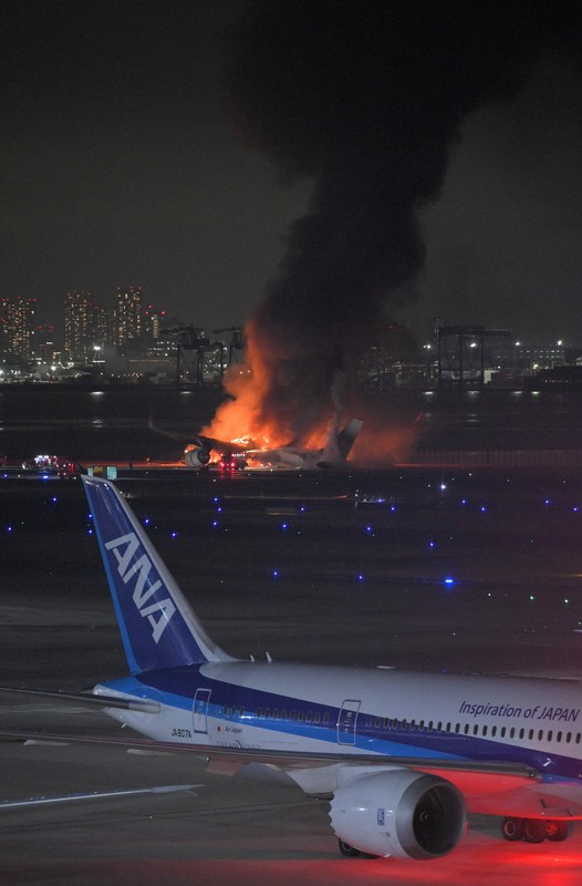 羽田で大韓航空機から煙 「エンジンがオレンジ色の火を 」 １２人搬送、約３００便欠航 1