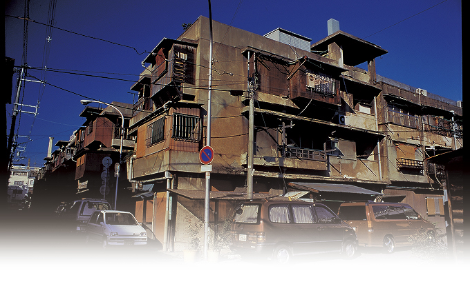 かつて大阪にあった“軍艦アパート”廃墟っぽくも生活感あって昭和の雑多感がとてもよい「猥雑さは浪漫」「たまらん」 - Togetter