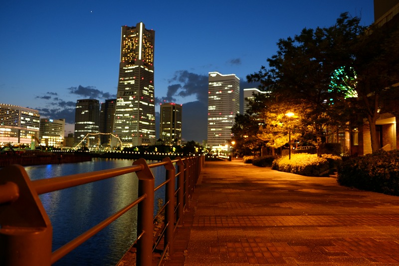 神奈川県 横浜 万国橋よりみなとみらいを望む 10630013219 の写真・イラスト素材アマナイメージズ
