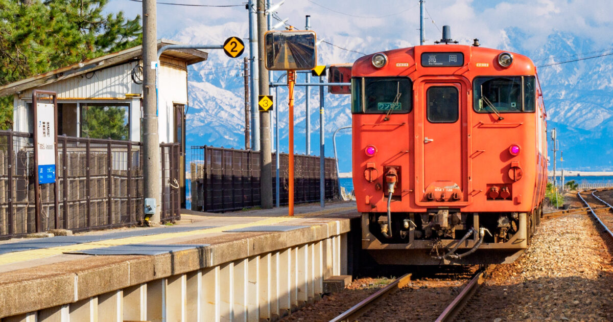 JR氷見線～立山連峰と雨晴海岸を車窓から～ 富山県高岡市 *and trip.