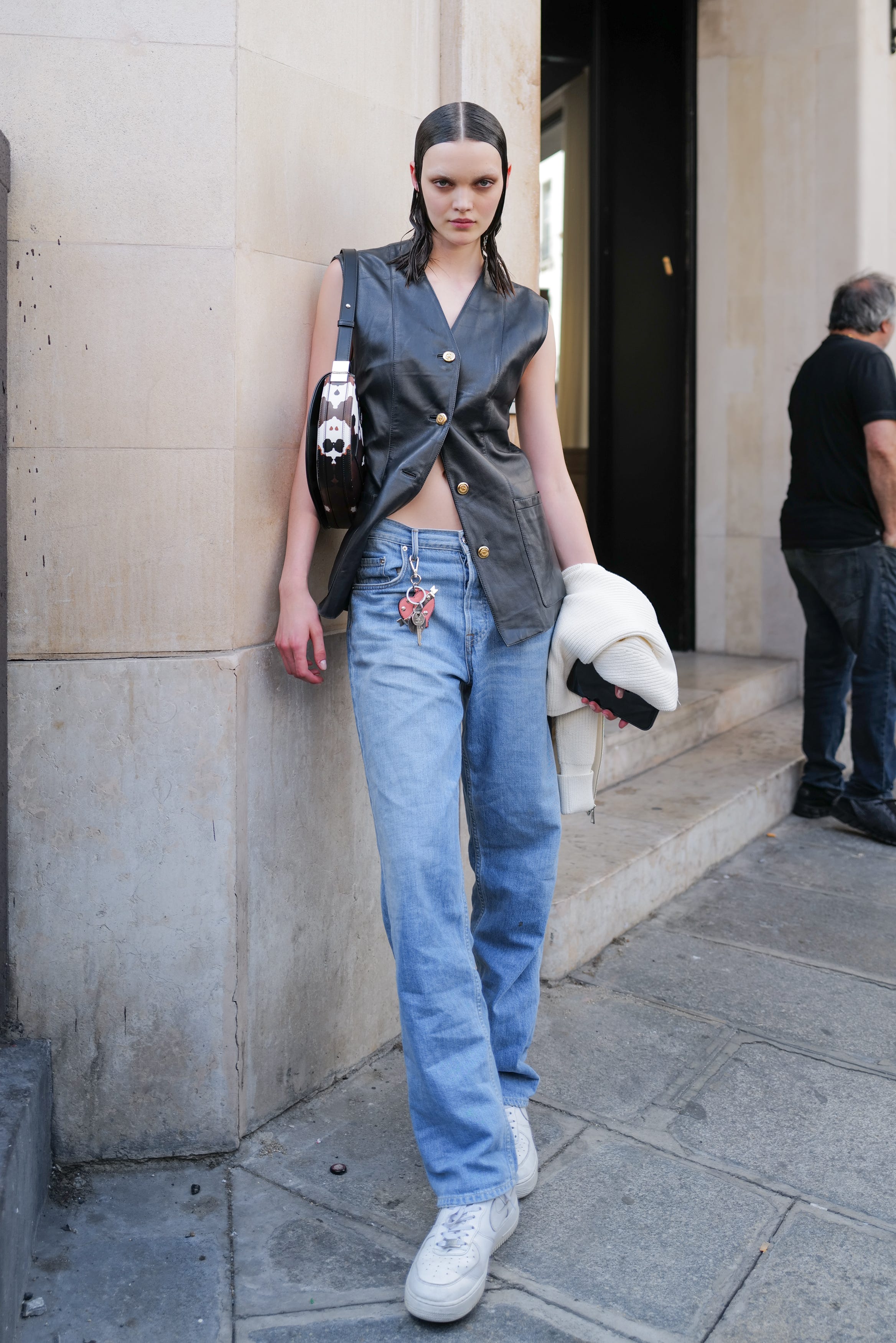 海外SNAP 2022夏 パリ編 パリジェンヌの鉄板「モノトーン」コーデの最新版はこう！Marisol マリソル40代をもっとキレイに。女っぷり上々