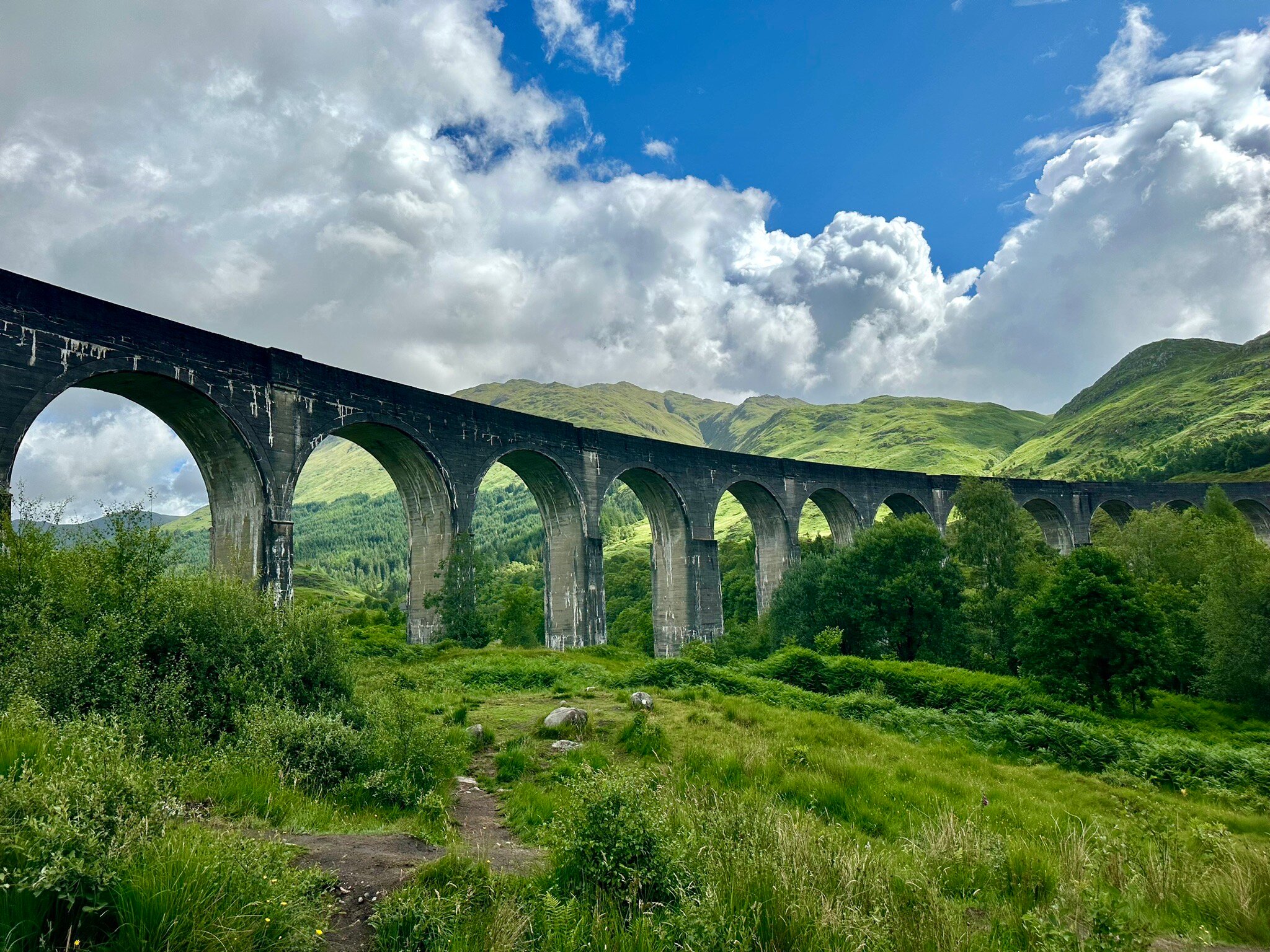 グレンフィナン高架橋 スコットランドの絵画 スコットランドの絵画 秋の絵画