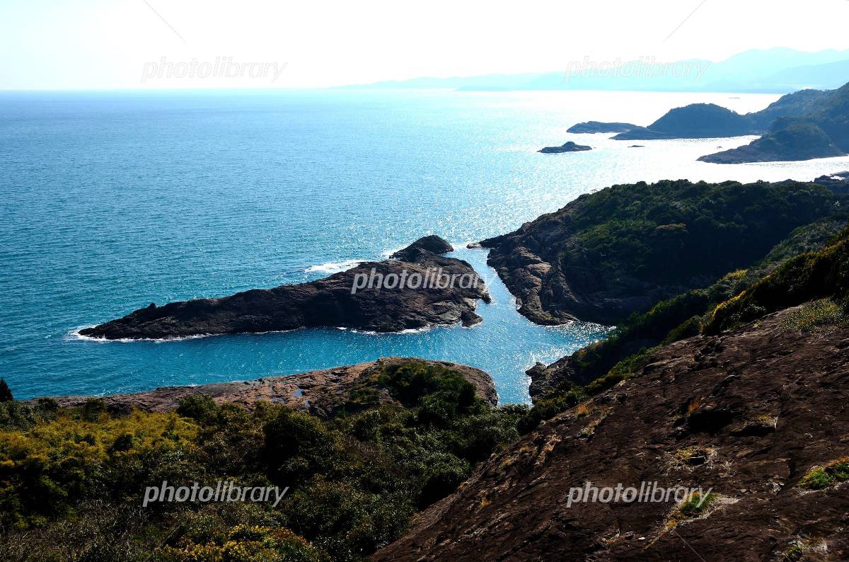 願いが叶うクルスの海巨大な岩礁が十字の形をした海を作り、上空から見ると「叶」の文字に見えることから、願いが叶うといわれる「クルスの海」。太平洋の紺碧の海とともに絶景が広がります。また、夕暮れ時にはロマンチックで神秘的な雰囲気に包まれます。 📸 Photo