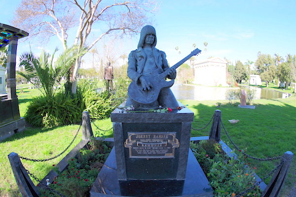 １０年前に建てさせていただいたお墓への追加彫刻のご依頼。アメリカ産ベセルホワイトとブロンズ彫刻のお墓、仙台市立いずみ墓園芝生墓地にて宮城県仙台市の 墓石はストーリーインストーン