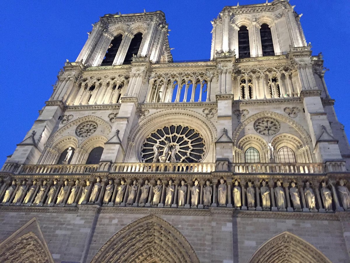 東京 特別展「パリ・ノートルダム⼤聖堂展 タブレットを⼿に巡る時空の旅」