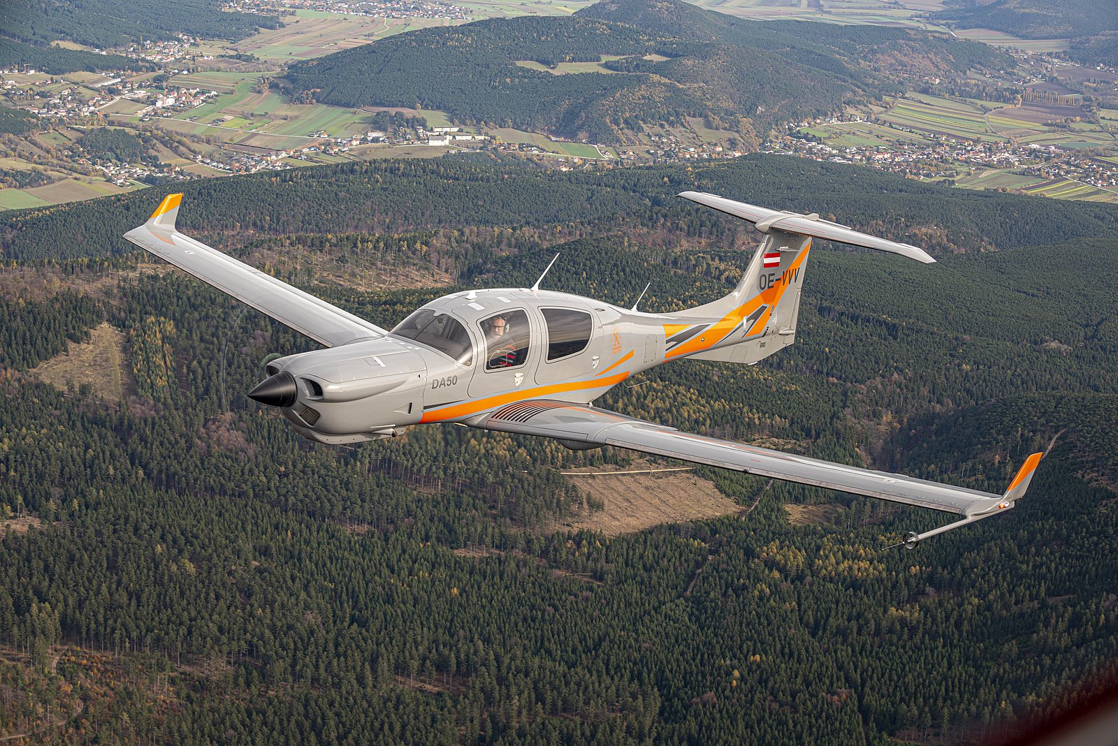 オーバルダイヤ 飛行機をモチーフに婚約指輪はオーダーメイド結婚指輪・婚約指輪はオーダーメイド専門のしあわせ指輪工房で