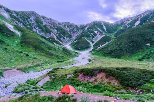 雷鳥沢キャンプ場🏕️立山の美しい山々に囲まれた標高2,277mにある雷鳥沢キャンプ場✨立山連峰や大日連山を見渡す壮大な景色、美しい星空など、絶景が魅力のキャンプ場です。🗻🌌 大自然の中で贅沢な時間を満喫しませんか？🏕️📷:5 3撮影