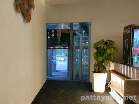 スワンナプーム空港の禁煙化情報続報。新たな喫煙所設置済み。 - パタヤ千夜一夜