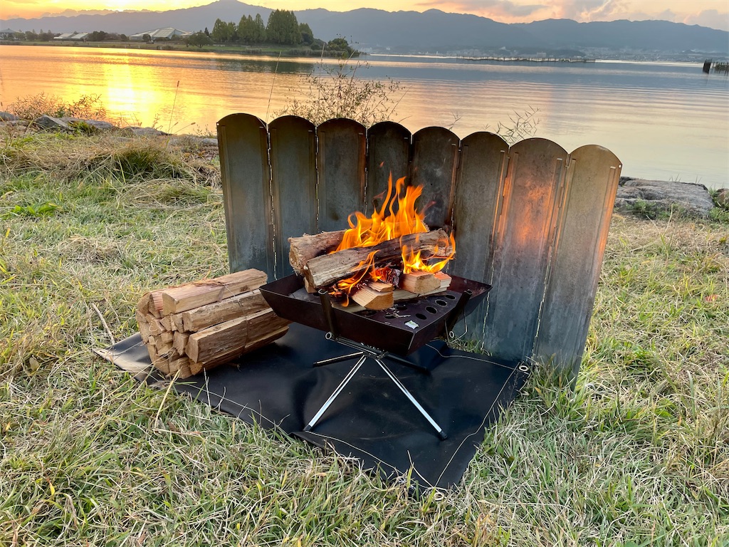 キャンプで余った薪が救世主！焚き火を失敗しないコツ - MAGE OUTDOOR