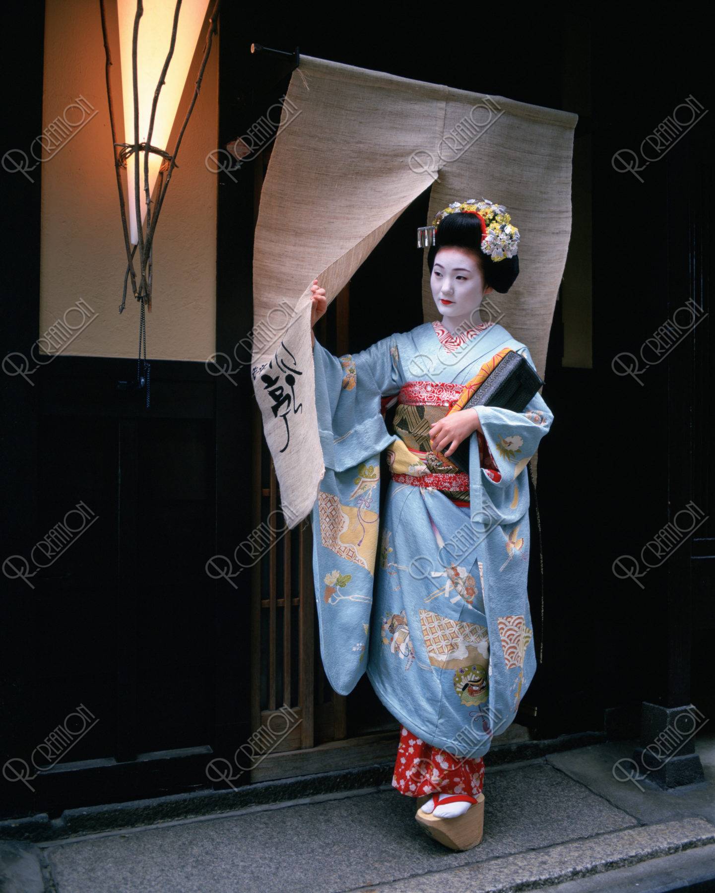 いい湯だったね〜と暖簾から顔を出す彼女 - No: 280083写真素材なら「写真AC」無料 フリー