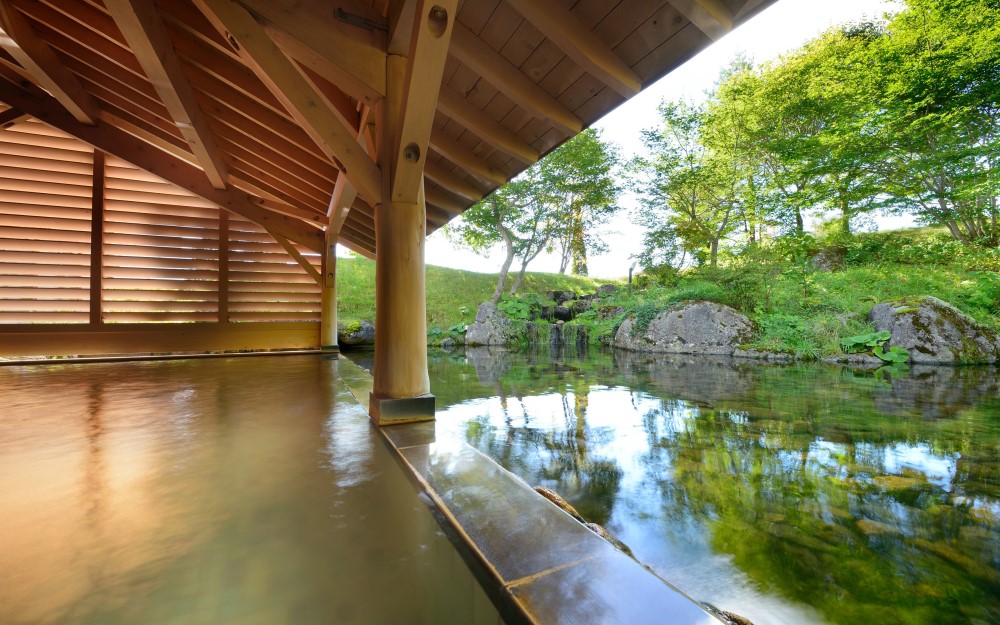 露天風呂には屋根があれば雨も雪も安心！ - 屋根コネクト