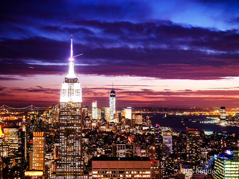 ニューヨーク・マンハッタンの夜景 10889001359 の写真・イラスト素材アマナイメージズ