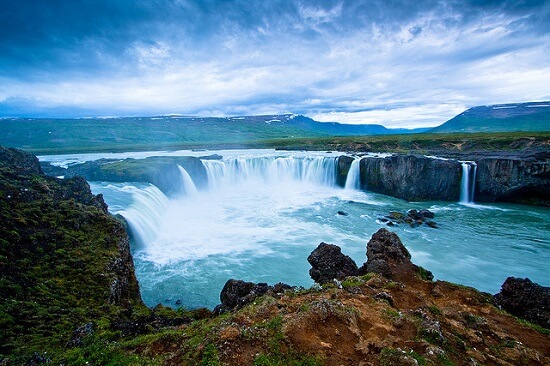 地層の間から湧き出す無数の滝、フロインフォッサル – IcelandGuide.net