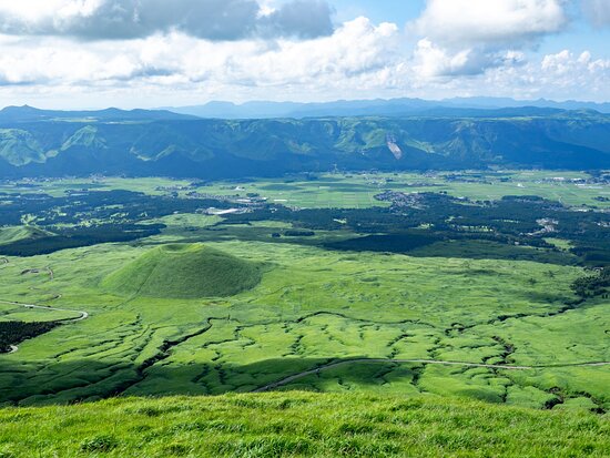 阿蘇の自然の中で目を引く米塚 熊本県JAPAN_47都道府県の旅行記