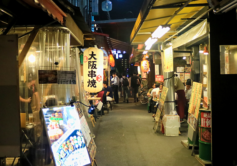 天満市場「裏天満ちょうちん通り」の無数の提灯の下でディープな大阪の夜をGENIC編集部GENICジェニック
