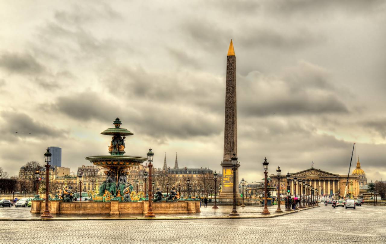 本日の世界遺産フランスの世界遺産「コンコルド広場」 コンコルド広場は「パリのセーヌ河岸」の構成資産の一つ。パリ の中心部であり、シャンゼリゼ通りの入口ともなっている、オベリスクがあることで有名な広場。「コンコルド 融和 広場」と呼ばれるようになったのは