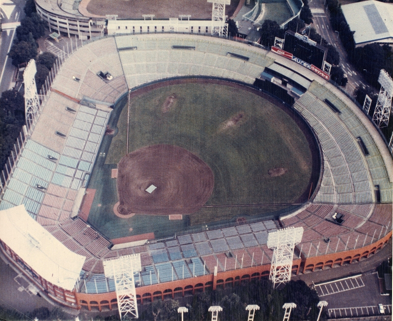 神宮球場の芝生の上で寝転べる。会社帰りの無料ヨガイベント、今年も！ YOLO