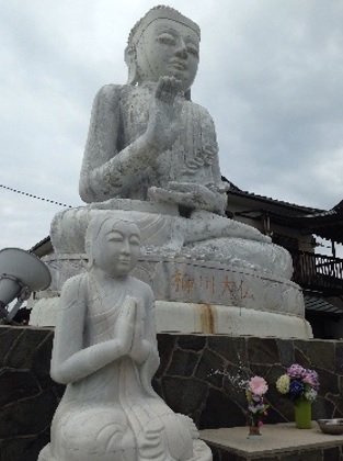 幻想的に照らされた福岡大仏。今にも動き出しそうだ＝御供所町 - ３１日から博多ライトアップウォーク