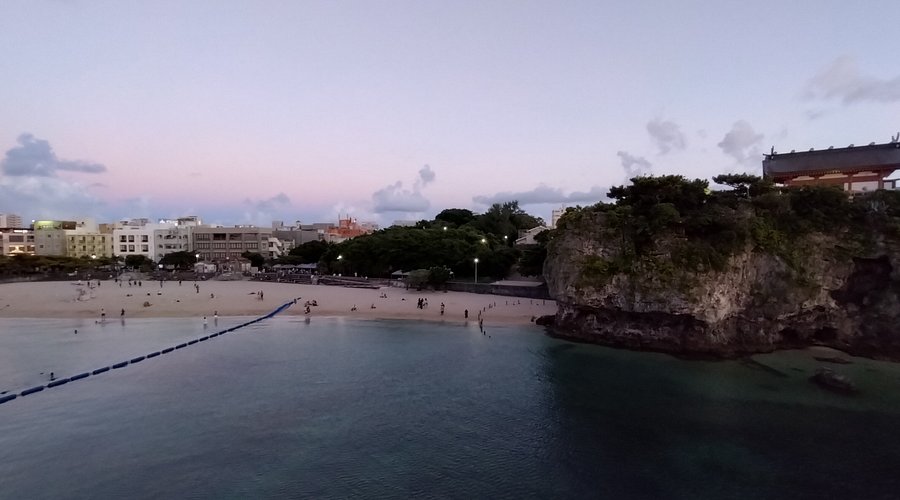 波の上ビーチ」で楽しむ沖縄の都市型海水浴 那覇空港からわずか15分の立地 - おきなわlovers沖縄がグッと近くなる観光情報サイト