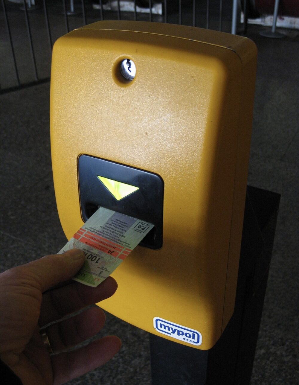 プラハ空港から市内までのアクセス方法、券売機での切符の買い方を詳しく解説旅と私とドイツ