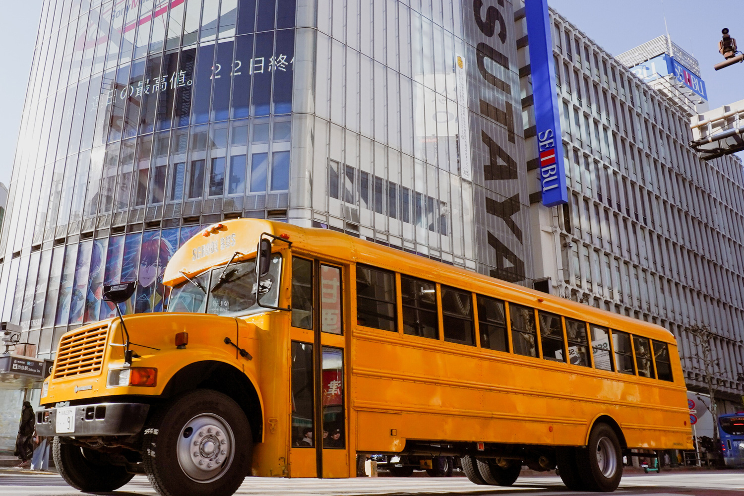 アメリカンスクールバスを車中泊可能なキャンピングカーへ！DIY 01座席解体HAPPY CARAVAN-