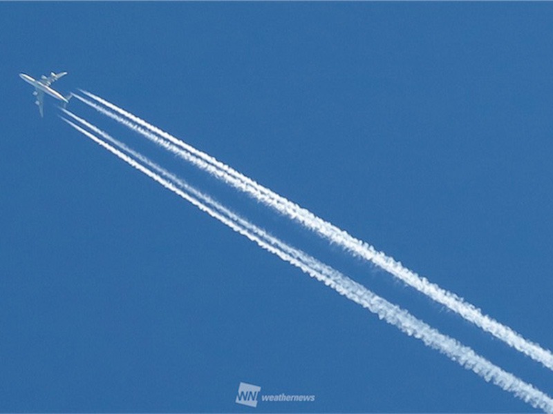 飛行機の窓から青い空の上雲します。の写真素材・画像素材 Image 68421253