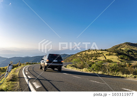伊豆スカイラインにおいて通行料金の改定を実施します。 静岡県道路公社は、将来にわたりお客様に安全・安心で快適に利用していただく道路を目指し、伊豆 スカイラインの料金区間、通行料金を見直す取組を行っております。 本年10月１日より、通行料金の改定を実施し新たな