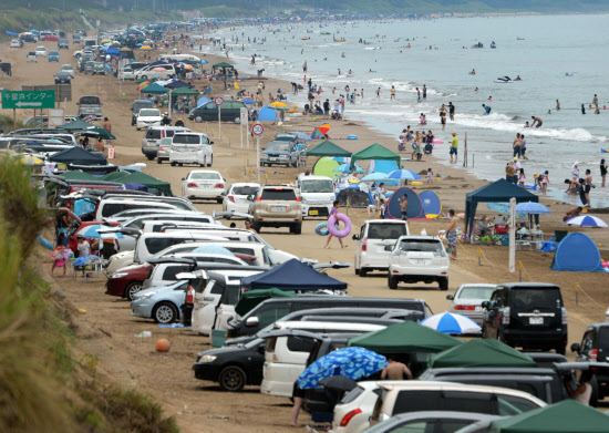 砂浜を車で走れる、石川県の千里浜なぎさドライブウェイにて - ただびとのブログ