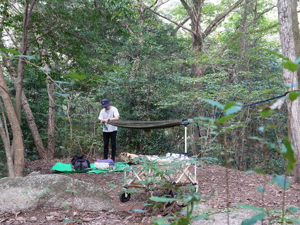 ハンモック泊って実際どう？その魅力やハンモックの張り方を解説 - Arizine