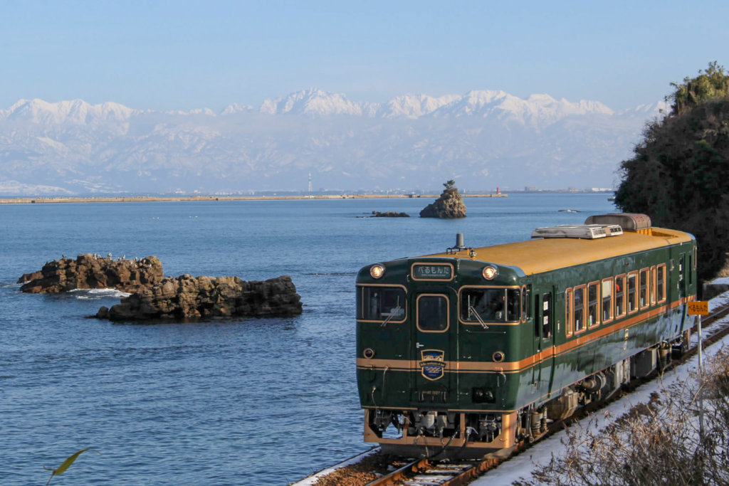 雨晴海岸と鉄道 by くさやID：3476102-