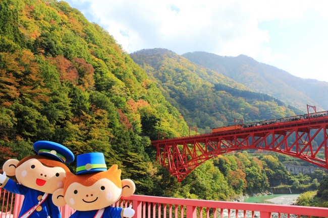 紅葉が素敵な観光名所をご紹介、秋の紅葉狩りなら温泉街すぐそばの黒部峡谷鉄道がおすすめ