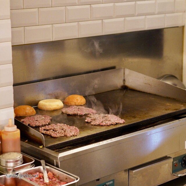 American diner ANDRAアメリカンダイナーアンドラ＠台東区・上野 チーズの海に浮かぶハンバーガー│東京下町・ひとり飯