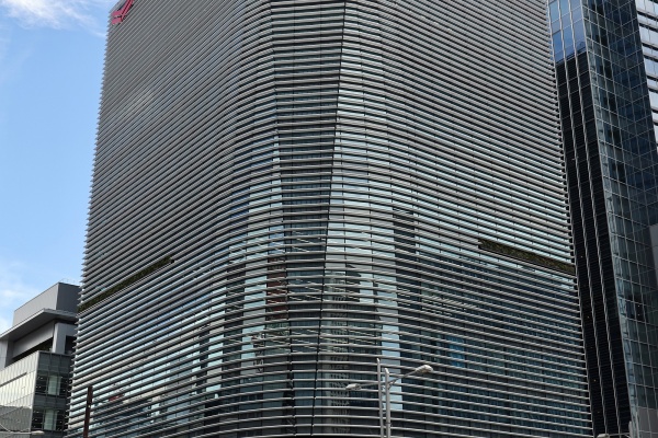 ビル前の東京駅 八重洲中央出口 ヤンマー日本555