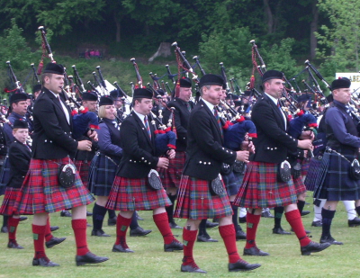 ラグビーＷ杯決戦前にスコットランドの民族衣装「キルト」を試着 スース―しない重量感まいどなニュース