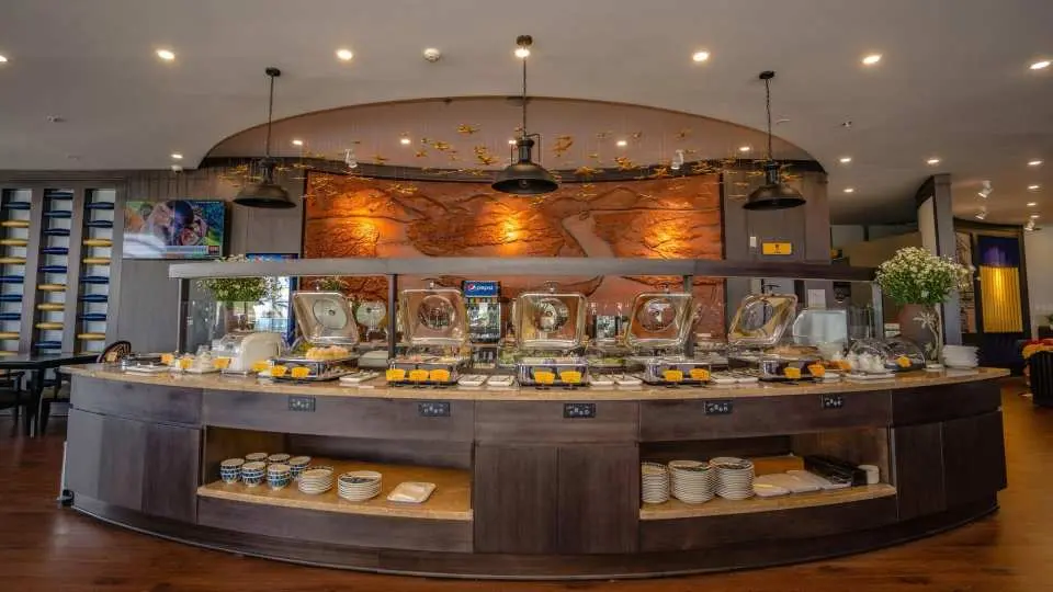 ハノイのノイバイ国際空港のフォー全国のスーパーで買うご当地食品を探しに Seeking for the