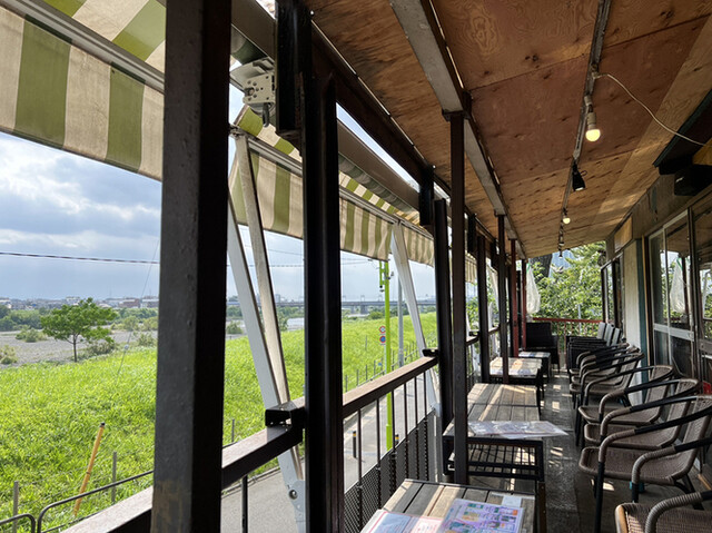 TOKIO フレンチルナティック冷房完備の室内からも多摩川が見渡せ、 開放的！