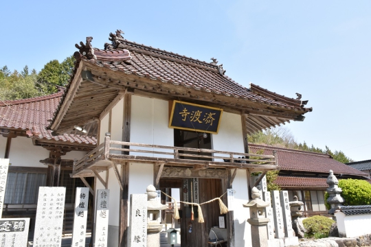 新見市観光: 済渡寺と井倉洞の魅力