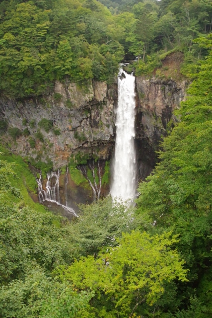 華厳滝エレベーター – 華厳滝の壮大さは観瀑台に立った時に初めて、感嘆の声と共に