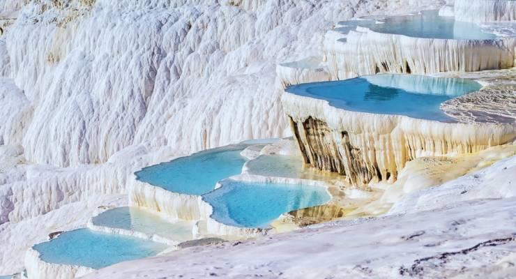 白い石灰棚が美しい世界遺産の温泉！GENIC編集部GENICジェニック