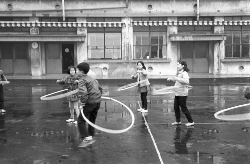 昭和100年もち吉2025_1月冬の外遊びは羽根つきに独楽回したかなかアトリエ